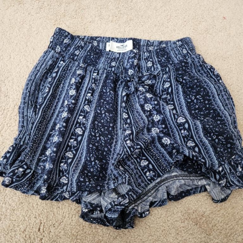 Hollister flowy shorts